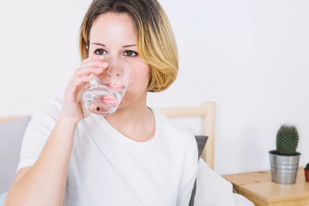 Faut-il boire un verre d'eau avant de manger