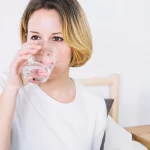 Faut-il boire un verre d'eau avant de manger